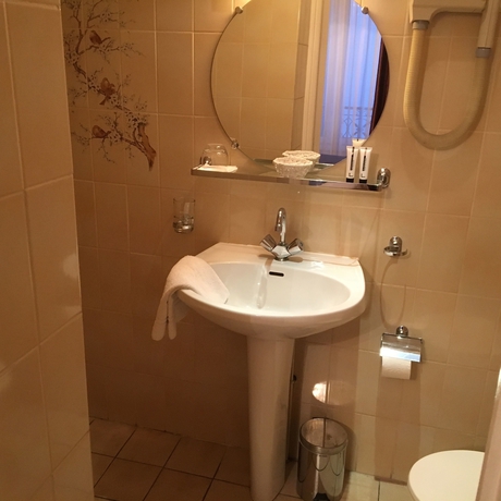 Imagen de la habitación del Hotel Crystal, Levallois-Perret. Foto 5