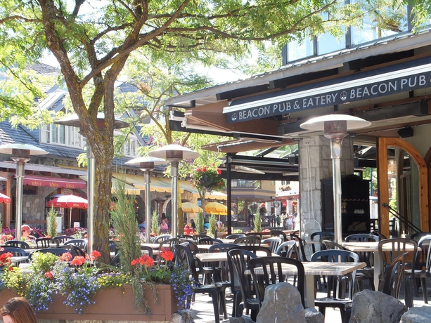 Imagen del bar/restaurante del Hotel Crystal Lodge, Whistler Village. Foto 3