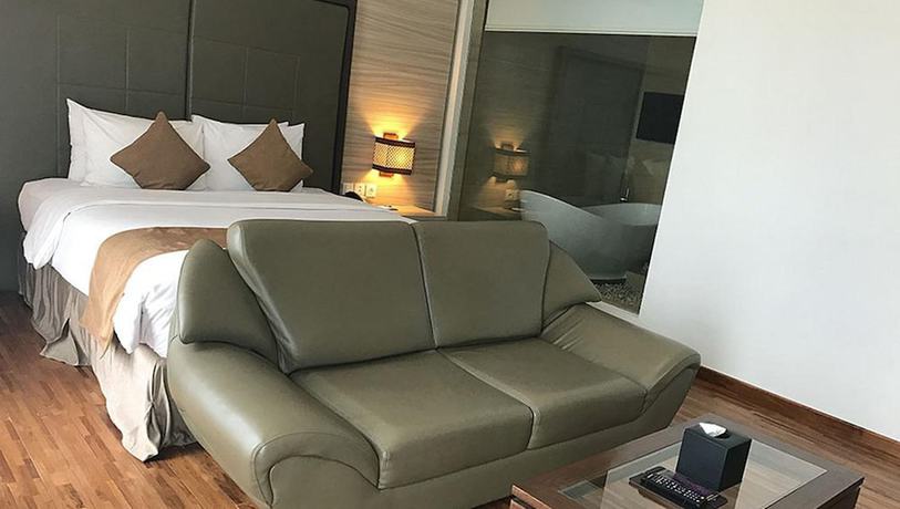 Imagen de la habitación del Hotel Crystal Lotus Yogyakarta. Foto 4