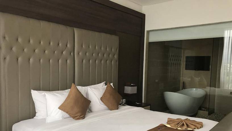 Imagen de la habitación del Hotel Crystal Lotus Yogyakarta. Foto 5