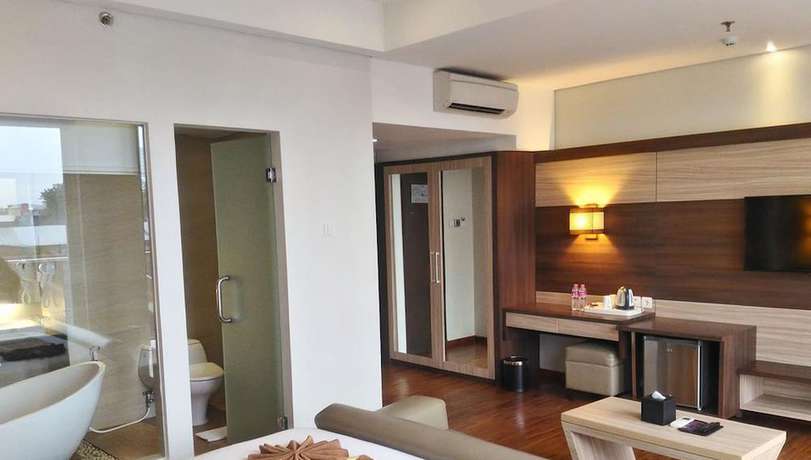 Imagen de la habitación del Hotel Crystal Lotus Yogyakarta. Foto 8