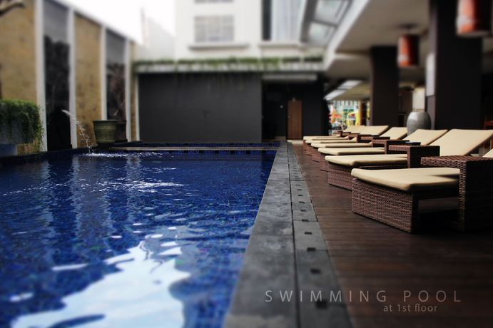Imagen de la piscina del Hotel Crystal Lotus Yogyakarta. Foto 17