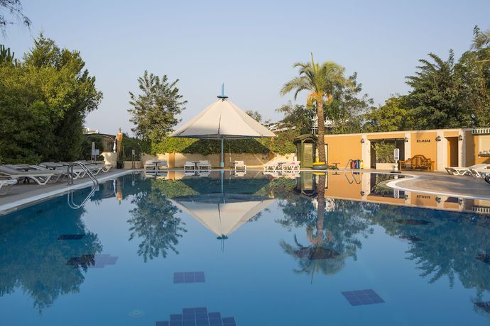 Imagen de la piscina del Hotel Crystal Paraiso Aqua Collection. Foto 9