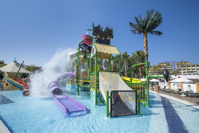 Imagen de la piscina del Hotel Crystal Paraiso Aqua Collection. Foto 10