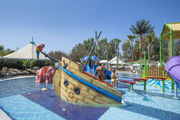 Imagen de la piscina del Hotel Crystal Paraiso Aqua Collection. Foto 11
