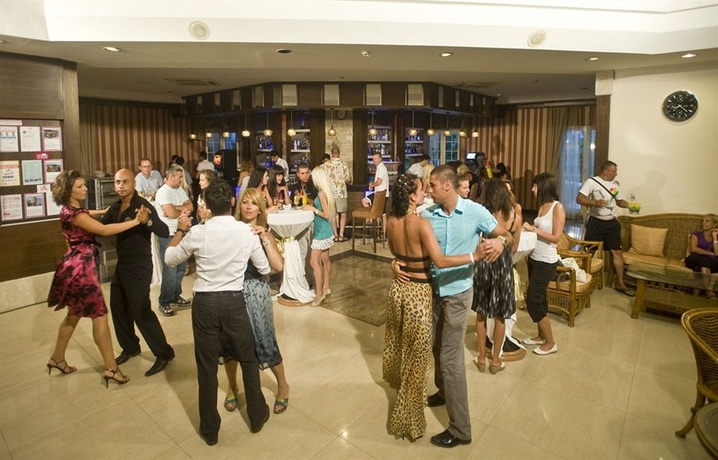 Imagen del bar/restaurante del Hotel Crystal Paraiso Verde. Foto 5