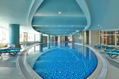 Imagen de la piscina del Hotel Crystal Prestige Pearl Collection. Foto 17