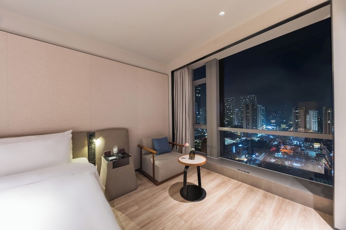 Imagen de la habitación del Hotel Crystal Qingdao MixC Shandong Road. Foto 5