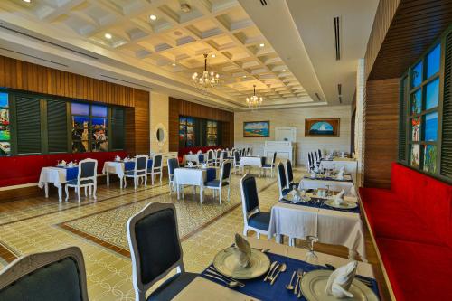 Imagen del bar/restaurante del Hotel Crystal Sunset Pearl Collection. Foto 2