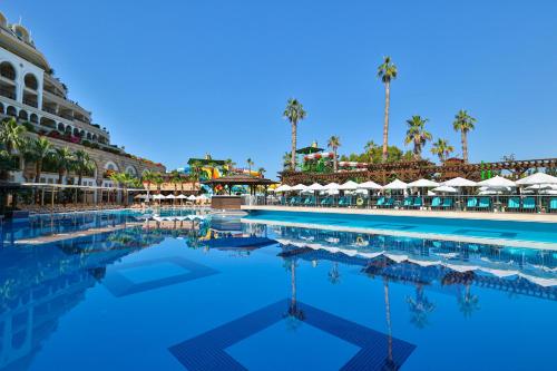 Imagen de la piscina del Hotel Crystal Sunset Pearl Collection. Foto 11