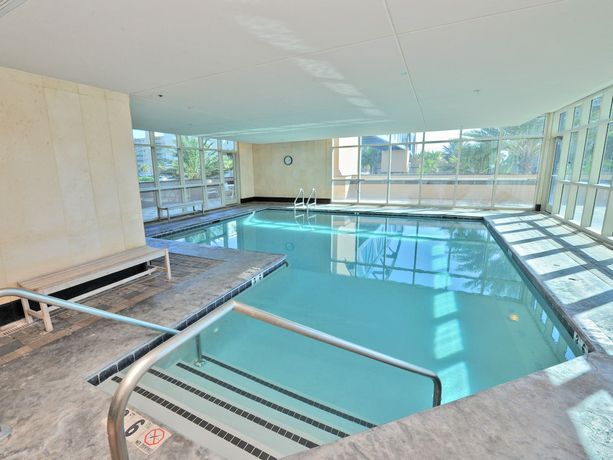 Imagen de la piscina del Hotel Crystal Tower Condominiums By Wyndham Vacation Rentals. Foto 16
