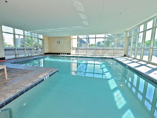 Imagen de la piscina del Hotel Crystal Tower Condominiums By Wyndham Vacation Rentals. Foto 19