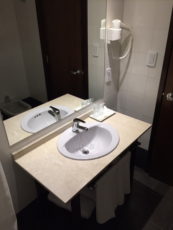 Imagen de la habitación del Hotel Crystal Tower. Foto 3