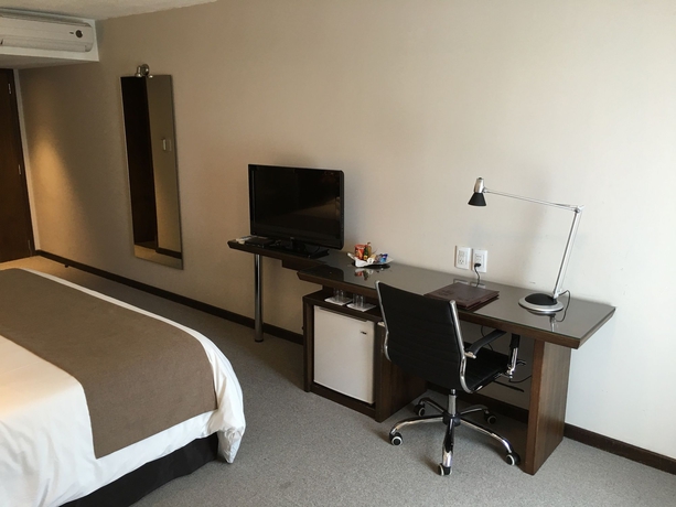 Imagen de la habitación del Hotel Crystal Tower. Foto 4