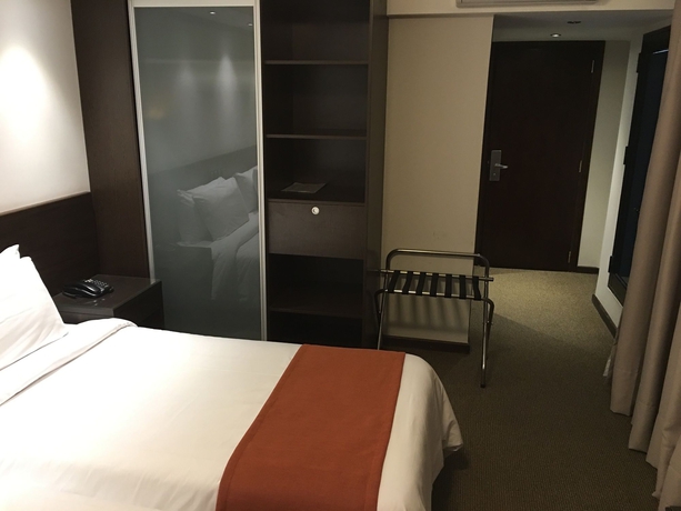 Imagen de la habitación del Hotel Crystal Tower. Foto 7