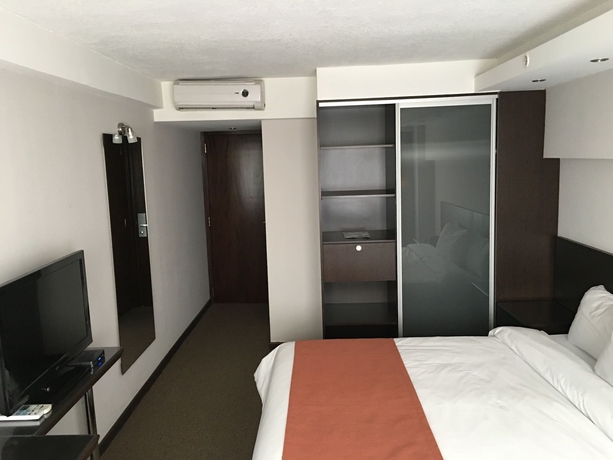 Imagen de la habitación del Hotel Crystal Tower. Foto 9