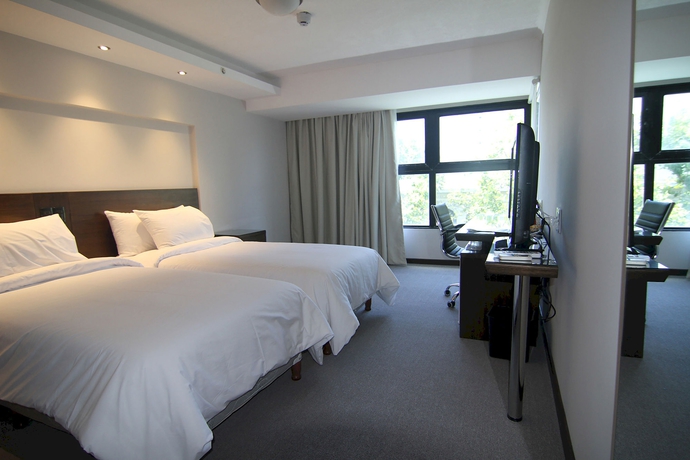 Imagen de la habitación del Hotel Crystal Tower. Foto 11