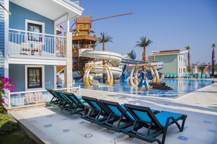 Imagen de la piscina del Hotel Crystal World of Colours. Foto 12