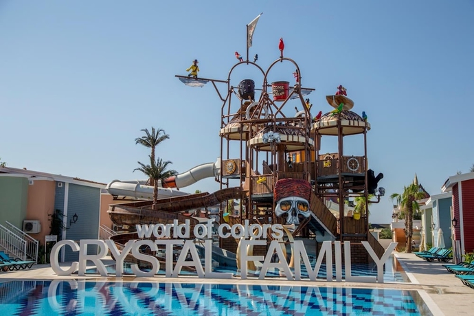 Imagen de la piscina del Hotel Crystal World of Colours. Foto 13