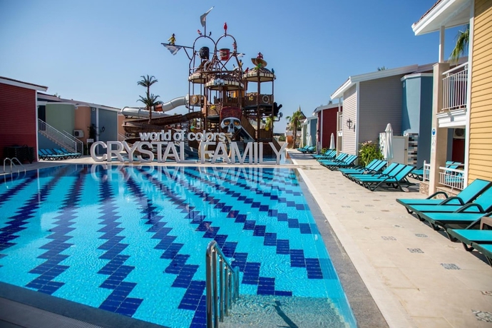 Imagen de la piscina del Hotel Crystal World of Colours. Foto 14