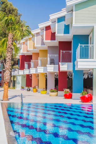 Imagen de la piscina del Hotel Crystal World of Colours. Foto 15