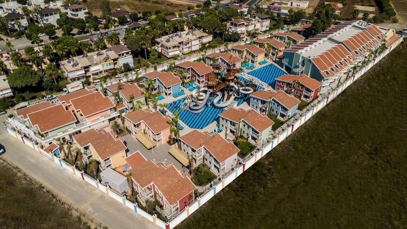 Imagen de la piscina del Hotel Crystal World of Colours. Foto 16