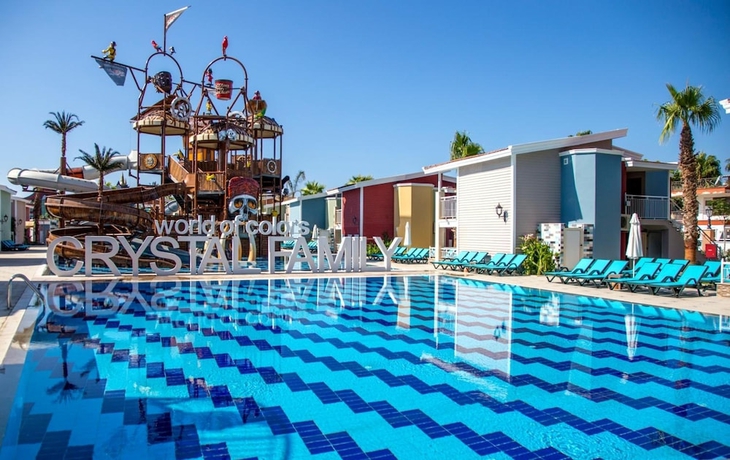 Imagen de la piscina del Hotel Crystal World of Colours. Foto 17