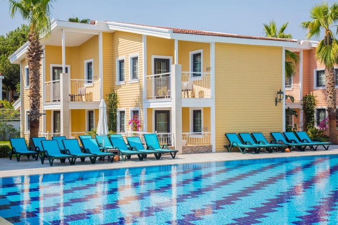 Imagen de la piscina del Hotel Crystal World of Colours. Foto 18