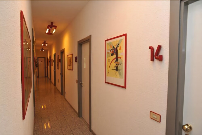 Imagen de los interiores del Hotel Crystal and Residence. Foto 19