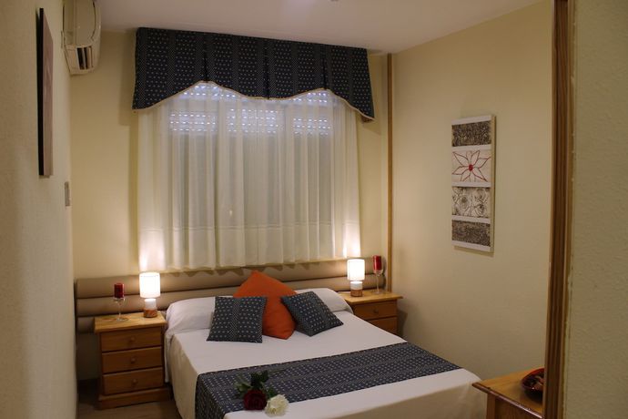 Imagen de la habitación del Hotel Cuatro Caños. Foto 8