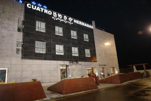 Imagen de los exteriores del Hotel Cuatro Hermanas. Foto 8