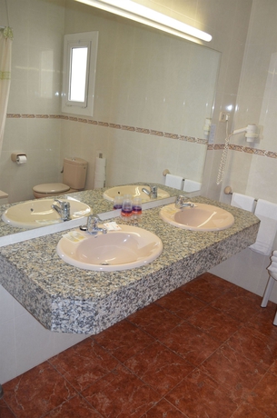 Imagen de la habitación del Hotel Cuatro Naciones. Foto 4