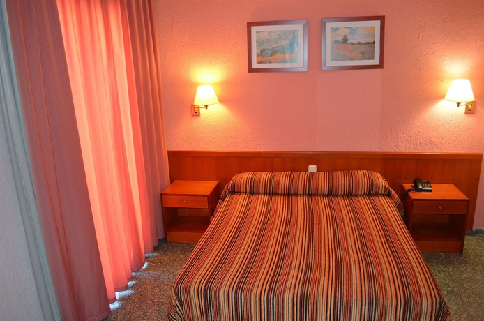 Imagen de la habitación del Hotel Cuatro Naciones. Foto 10