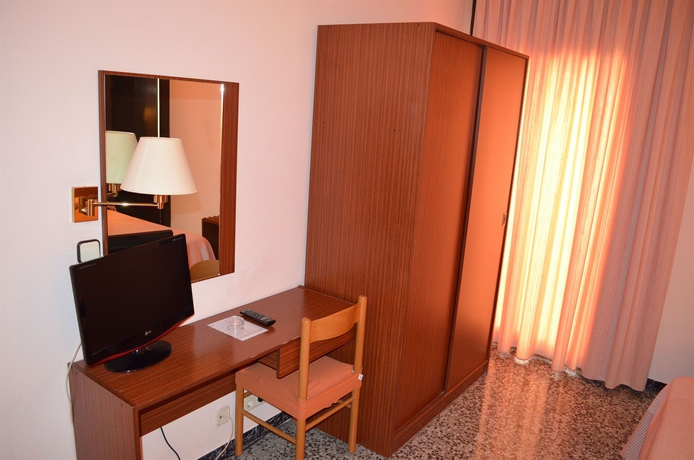 Imagen de la habitación del Hotel Cuatro Naciones. Foto 11