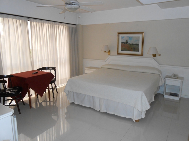 Imagen de la habitación del Hotel Cuatro Reyes. Foto 10