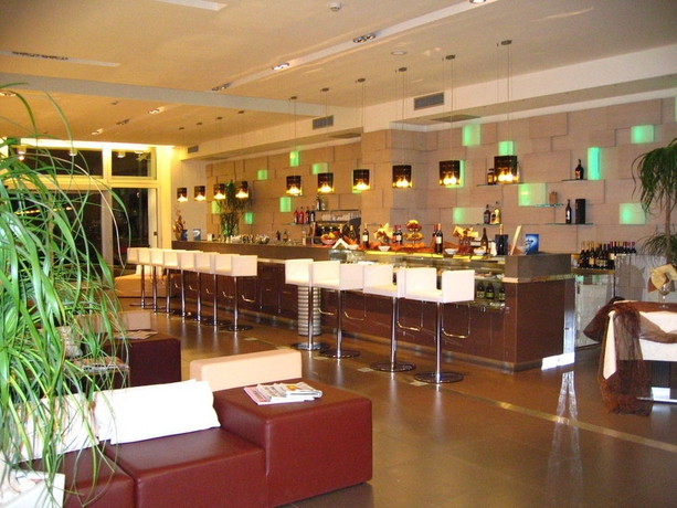 Imagen del bar/restaurante del Hotel Cube. Foto 5