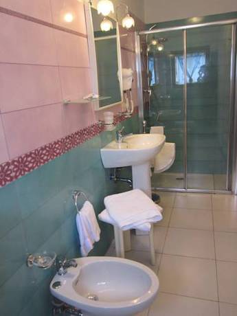 Imagen de la habitación del Hotel Cuccaro Club. Foto 13