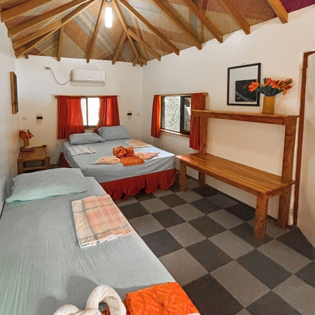Imagen de la habitación del Hotel Cuestas Beach Resort and Restaurant. Foto 1