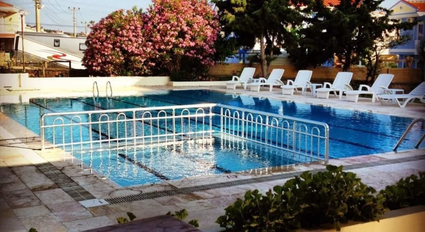 Imagen de la piscina del Hotel Cunda Basel. Foto 13