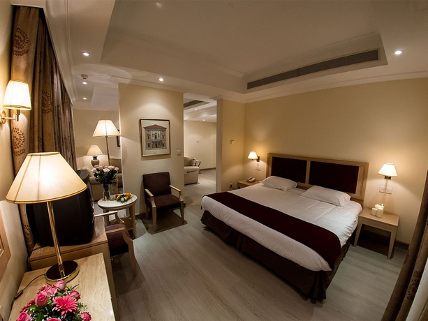 Imagen de la habitación del Hotel Curium Palace. Foto 4