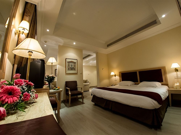 Imagen de la habitación del Hotel Curium Palace. Foto 5