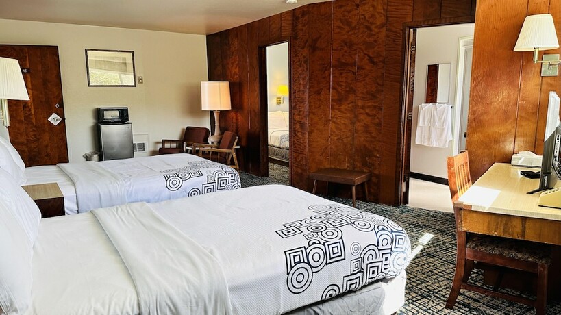 Imagen de la habitación del Hotel Curly Redwood Lodge. Foto 13