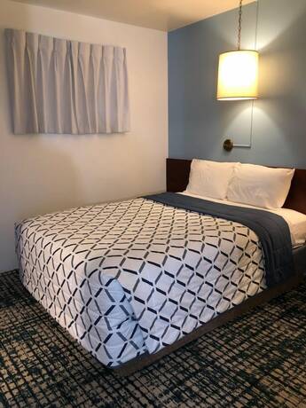 Imagen de la habitación del Hotel Curly Redwood Lodge. Foto 16