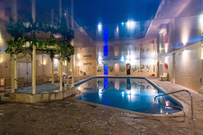 Imagen de la piscina del Hotel Cwrt Bleddyn and Spa. Foto 19