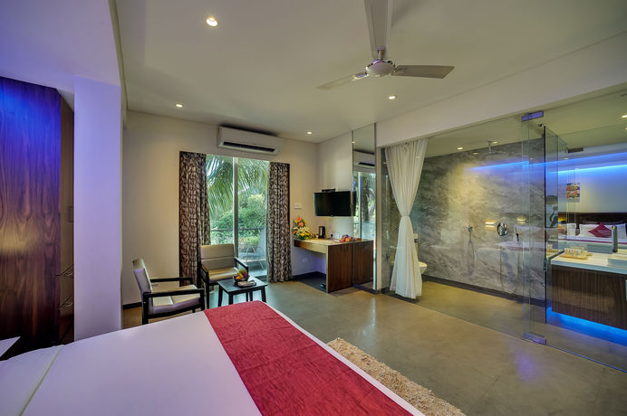 Imagen de la piscina del Hotel Cygnett Inn Celestiial Goa. Foto 16