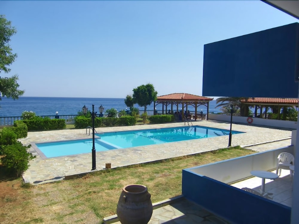 Imagen de la piscina del Hotel Cypriana Apartments. Foto 17