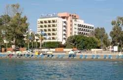 Imagen de la piscina del Hotel Cyprotel Marathon Beach Hotel. Foto 15