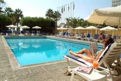 Imagen de la piscina del Hotel Cyprotel Marathon Beach Hotel. Foto 17