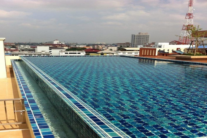 Imagen de la piscina del Hotel D Xpress Apartment. Foto 17
