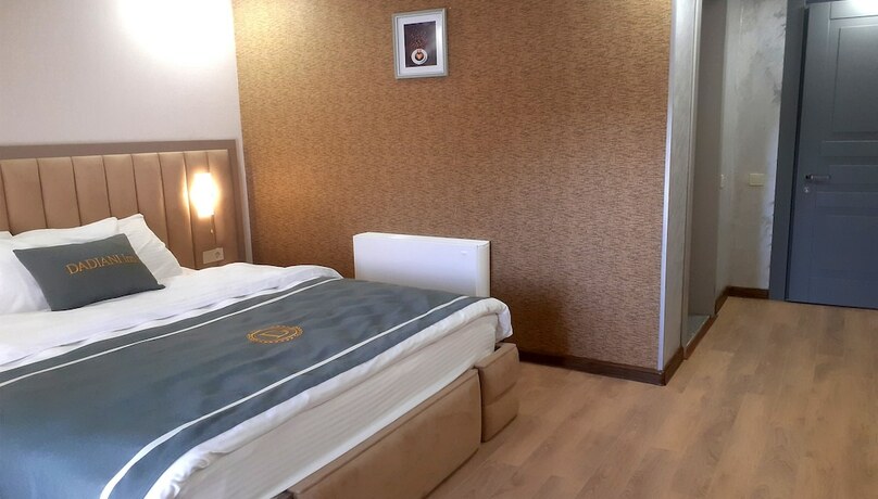 Imagen de la habitación del Hotel DADIANI Inn. Foto 19